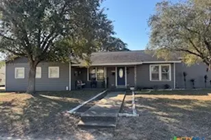 1011 E Main St, Cuero, TX 77954 - Photo 1