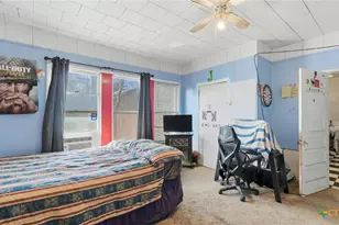 386 E Nacogdoches St, New Braunfels, TX 78130 - Photo 8