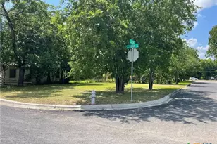 557 Silva St, Seguin, TX 78155 - Photo 4