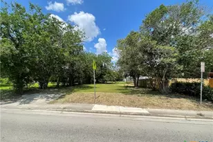 1006 N Guadalupe St, Seguin, TX 78155 - Photo 1