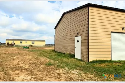 2072 County Road 421, Stockdale, TX 78160 - Photo 6