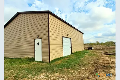 2072 County Road 421, Stockdale, TX 78160 - Photo 8