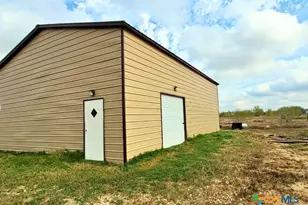 2072 County Rd 421, Stockdale, TX 78160 - Photo 8