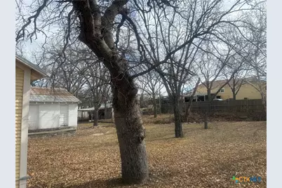 708 W Avenue C, Lampasas, TX 76550 - Photo 6