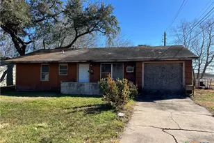 1701 E Walnut Ave, Victoria, TX 77901 - Photo 1