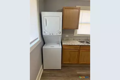 205 E Kingsbury Street, Seguin, TX 78155 - Photo 2