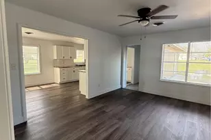 801 Hopkins St, Yoakum, TX 77995 - Photo 2