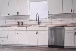 801 Hopkins St, Yoakum, TX 77995 - Photo 10