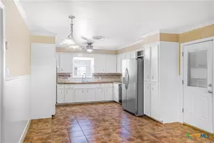 121 Bonham St, Port Lavaca, TX 77979 - Photo 6