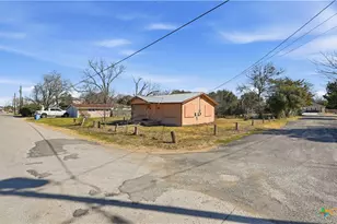 510 Volunteer St, Seguin, TX 78155 - Photo 4