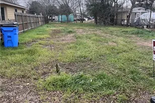 920 Veterans St, Seguin, TX 78155 - Photo 1