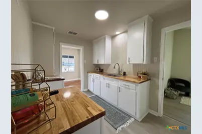 964 E Mountain Street, Seguin, TX 78155 - Photo 4