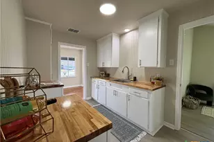 964 E Mountain St, Seguin, TX 78155 - Photo 4