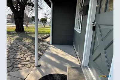 964 E Mountain Street, Seguin, TX 78155 - Photo 2