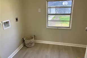 964 E Mountain St, Seguin, TX 78155 - Photo 10