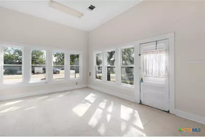 107 W 5th Street, Lampasas, TX 76550 - Photo 14