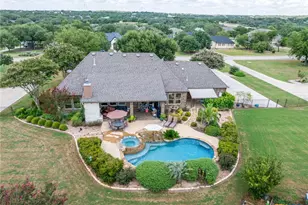 208 Lowman Ln, New Braunfels, TX 78132 - Photo 2