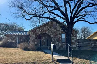 302 N Arnold St, Lampasas, TX 76550 - Photo 1