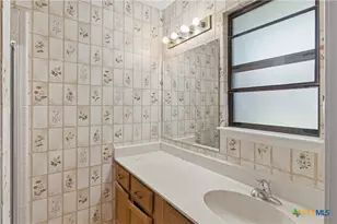 516 N King St, Seguin, TX 78155 - Photo 16