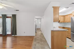 516 N King St, Seguin, TX 78155 - Photo 8