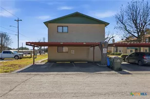 516 N King St, Seguin, TX 78155 - Photo 4