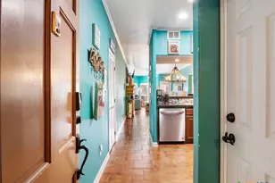 401 W Lincoln St, New Braunfels, TX 78130 - Photo 2