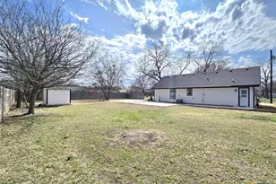 1005 Bridge St, Lampasas, TX 76550 - Photo 4