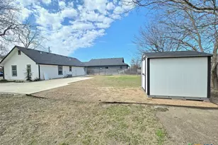 1005 Bridge St, Lampasas, TX 76550 - Photo 2