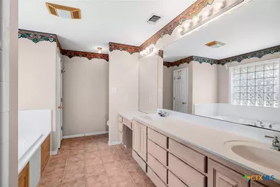 390 Park Lane, Victoria, TX 77904 - Photo 12