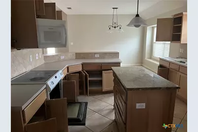 111 Village Green, Victoria, TX 77904 - Photo 6