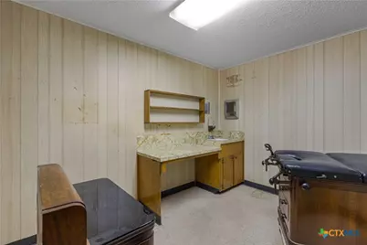 212 E Morris Street, Yoakum, TX 77995 - Photo 28