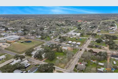 212 E Morris Street, Yoakum, TX 77995 - Photo 4