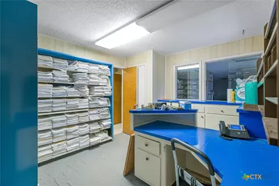 212 E Morris Street, Yoakum, TX 77995 - Photo 6