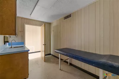 212 E Morris Street, Yoakum, TX 77995 - Photo 12