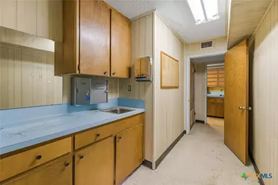 212 E Morris Street, Yoakum, TX 77995 - Photo 20