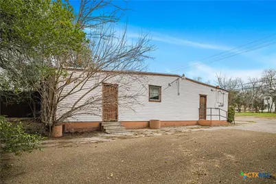 212 E Morris Street, Yoakum, TX 77995 - Photo 36