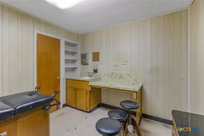 212 E Morris Street, Yoakum, TX 77995 - Photo 26