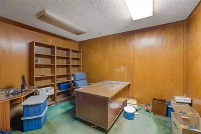 212 E Morris Street, Yoakum, TX 77995 - Photo 16