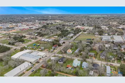 212 E Morris Street, Yoakum, TX 77995 - Photo 2