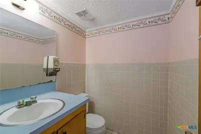 212 E Morris Street, Yoakum, TX 77995 - Photo 32