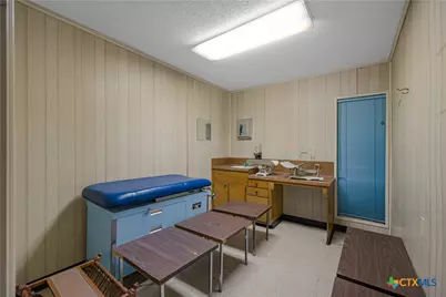 212 E Morris Street, Yoakum, TX 77995 - Photo 14