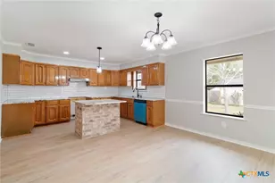 303 Turner St, Yoakum, TX 77995 - Photo 6