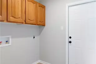 303 Turner St, Yoakum, TX 77995 - Photo 10