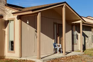 1051 Country Club Dr, Seguin, TX 78155 - Photo 2