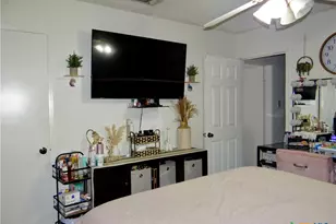 1051 Country Club Dr, Seguin, TX 78155 - Photo 14