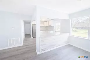 105 Massanet St, Port Lavaca, TX 77979 - Photo 2