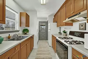 313 Armstrong St, San Marcos, TX 78666 - Photo 10