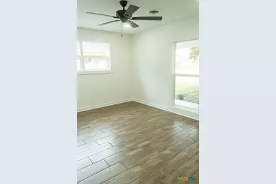 2704 E Loma Vista Avenue, Victoria, TX 77901 - Photo 8