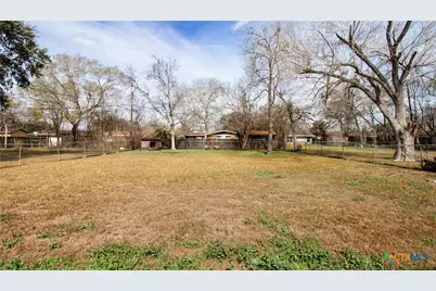 2402 E Walnut Avenue, Victoria, TX 77901 - Photo 18