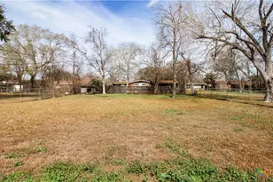 2402 E Walnut Ave, Victoria, TX 77901 - Photo 18
